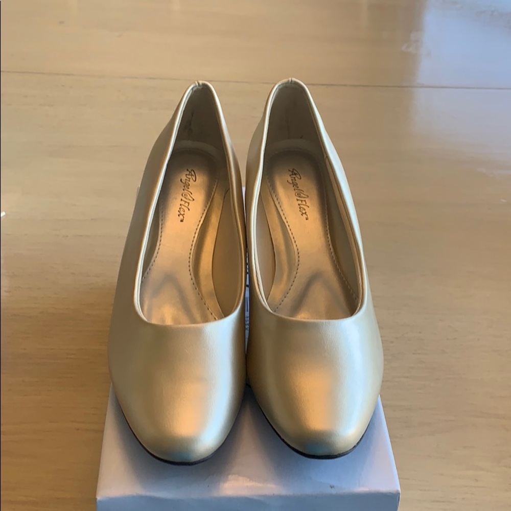 New in the box! Carol Angel Flex Heels